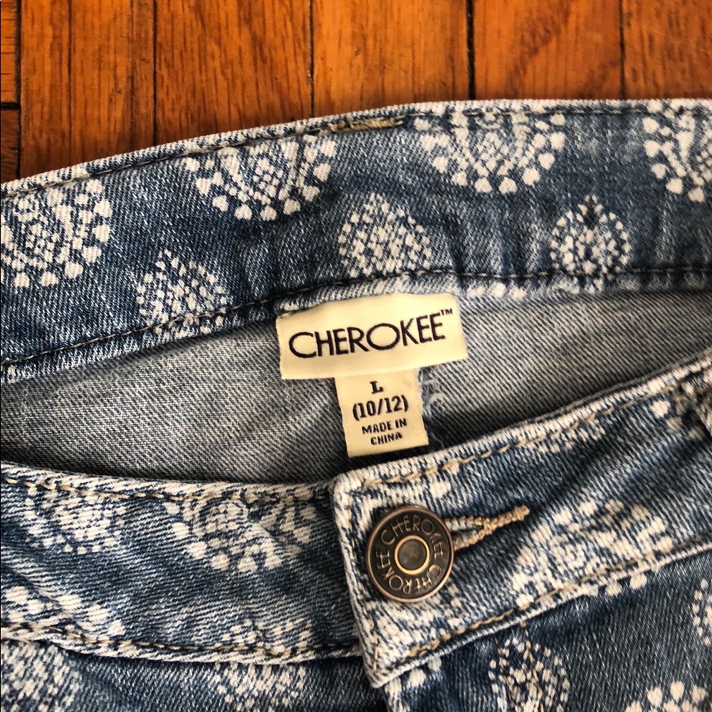Cherokee Patterned Shorts - Picture 2 of 3